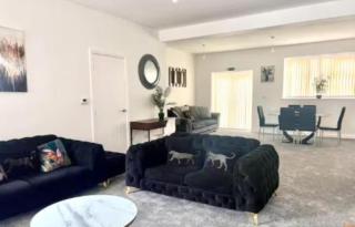 Syster Properties Leicester LE3 Stay with Free Parking Peaceful Area at Sangha walk - 0