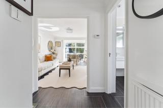 Elegant 1-Bed Flat with Parking & Long Walk Views - 3