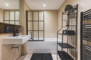 Elegant 2 BDR 2 Bath Apartment with Canal Views - 6