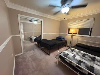 Private Room Near Transit, Shopping, High Speed Wi-Fi, Parking - 2