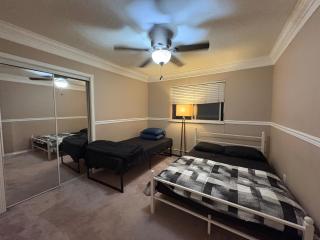 Private Room Near Transit, Shopping, High Speed Wi-Fi, Parking - 3