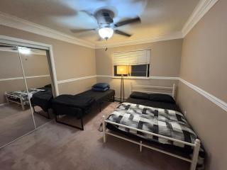 Private Room Near Transit, Shopping, High Speed Wi-Fi, Parking - 4