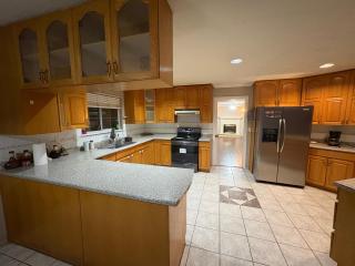 Private Room Near Transit, Shopping, High Speed Wi-Fi, Parking - 5