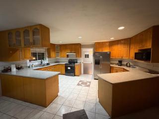 Private Room Near Transit, Shopping, High Speed Wi-Fi, Parking - 7