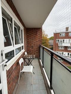 Spacious Apartment Near Chelsea Stadium - 3