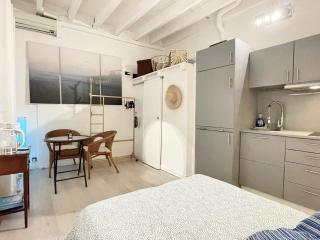 Authentic living in a Historical Monaco area - 3