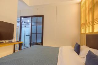 Heinemann Hotel courtyard or terrace king room A108 with a jacuzzi and a local - 9