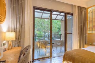Heinemann Hotel courtyard or terrace king room A108 with a jacuzzi and a local - 1