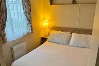 3 Bed Caravan - Sleeps 6 - Pets - 5 min to Beach - 6