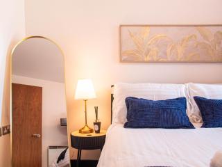 Stylish 2BR City-Centre Apart Near LGI & Leeds Uni Sleeps 6 - 2