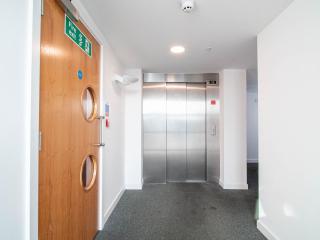 Stylish 2BR City-Centre Apart Near LGI & Leeds Uni Sleeps 6 - 1