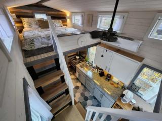 Tiny Luxury Retreat Lake Hikes Brews & Vines - 3