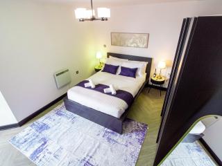 Leeds Luxury 2-Bedroom Apartment Near Uni and LGI - 1