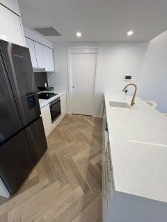2bedroom beach resort apartment, broadbeach - 1