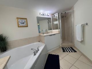 Luxurious 2BD Condo with Direct Ocean Views & Resort Pool in Sunny Isles - 6