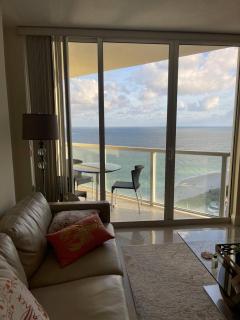 Luxurious 2BD Condo with Direct Ocean Views & Resort Pool in Sunny Isles - 8