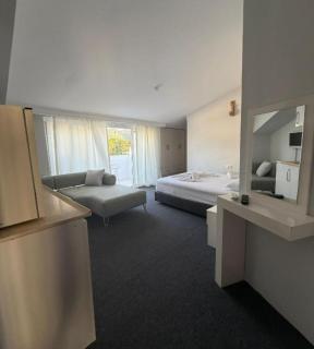 Golden Rock Hotel - 2