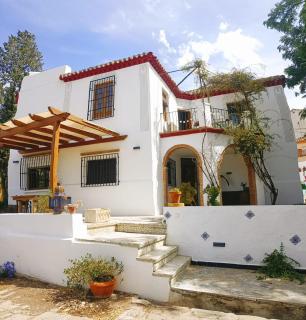Las golondrinas casa boutique con piscina y terrazas a 10 m del centro de Granada - 0