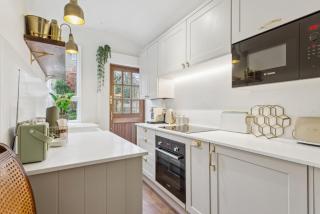 Enchanting One-Bedroom Cottage Hideaway in Windsor - By Tempstay - 2