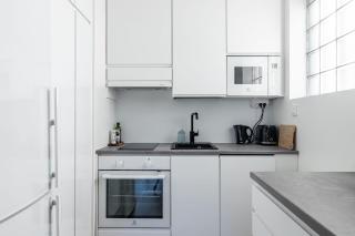 Central 1BR Apartment with Balcony & Free Parking - 4