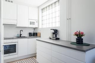 Central 1BR Apartment with Balcony & Free Parking - 2