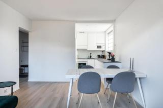 1BR Apartments next to Railway Station, Free Parking, Balcony - 9