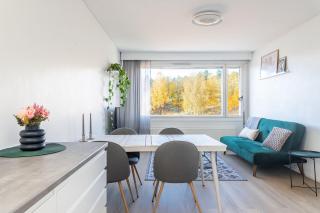 Central 1BR Apartment with Balcony & Free Parking - 7