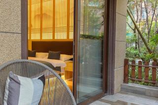 Heinemann Hotel courtyard or terrace king room B106 with a jacuzzi and a local - 2
