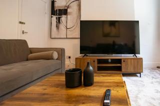 Modern 4BR Home in Dudley - 7