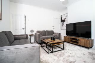 Modern 4BR Home in Dudley - 5