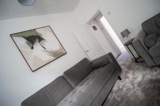 Modern 4BR Home in Dudley - 1