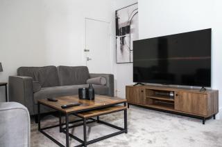 Modern 4BR Home in Dudley - 6