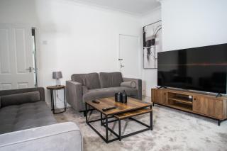 Modern 4BR Home in Dudley - 9