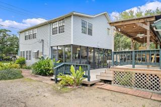 Cozy home close to Kemah Boardwalk with game room - 9