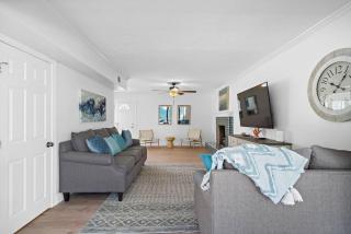 Cozy home close to Kemah Boardwalk with game room - 5