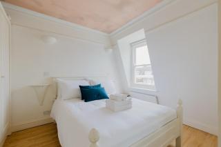 Chic 1BD Retreat in the Heart of Earl's Court - 0