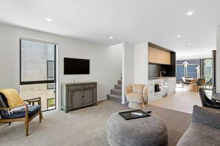 Stay in the Heart of the City 3 Bed 3 Bath - 4