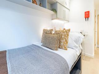 Student Only, Elegant Bronze Studio in Paddington - 0