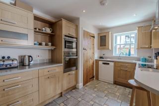 Hidden GEM Cottage Central with Parking - 1