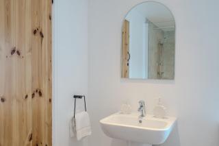 Hidden GEM Cottage Central with Parking - 2