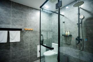 Heinemann Hotel standard king room Building A with a jacuzzi and a local - 4