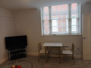 Stylish 1 Bed Flat Parking Walk to Waterfront - 3