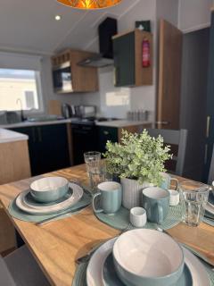 Fantasy Island - Eastgate E5 - The Sierra with Hot Tub - Coastal Caravan Breaks - 9