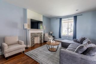 Modern 7BR Retreat - 0