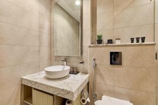 Luxury 2BR with Skyline Views Prime Business Bay Location - 6
