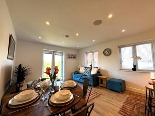 2 Bedroom Apartment - Parking - Walk to Town - 5