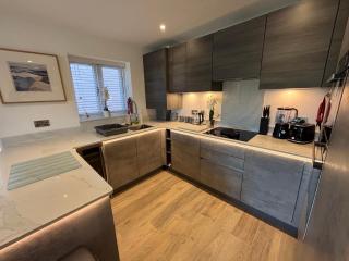 2 Bedroom Apartment - Parking - Walk to Town - 3