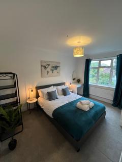 Cosy 2 Bed Maisonette near Heathrow & Windsor - 0