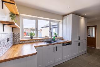 EASTCOTE FARM - Spacious 5-Bed Home with Views, Garden & Playroom - 2