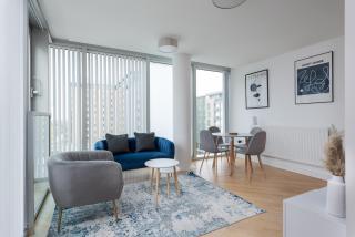 2BR Free Parking Walk to Shops, Centre & Xscape - 0